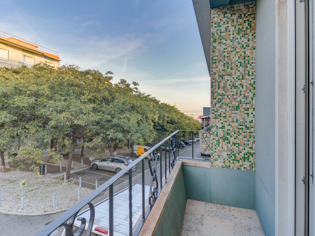 Prédio em Santa Iria de Azóia com 4 apartamentos, 2 T2 e 2 T1. Ótimo investimento! - Image 20