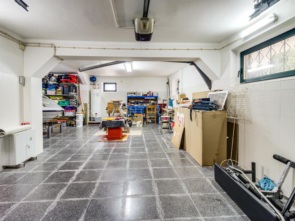Moradia unifamiliar T6 com jardim e garagem - Image 39