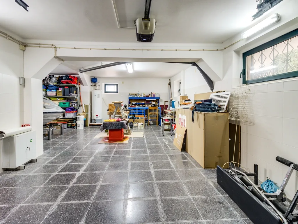 Moradia unifamiliar T6 com jardim e garagem - Image 39