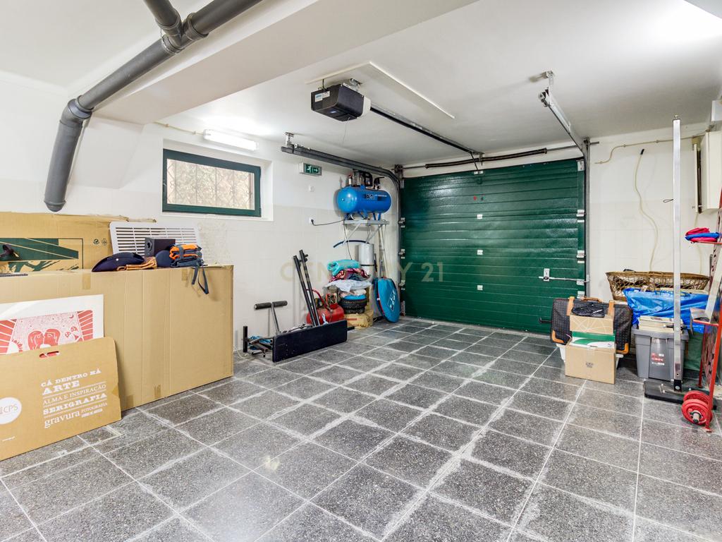 Moradia unifamiliar T6 com jardim e garagem - Image 41