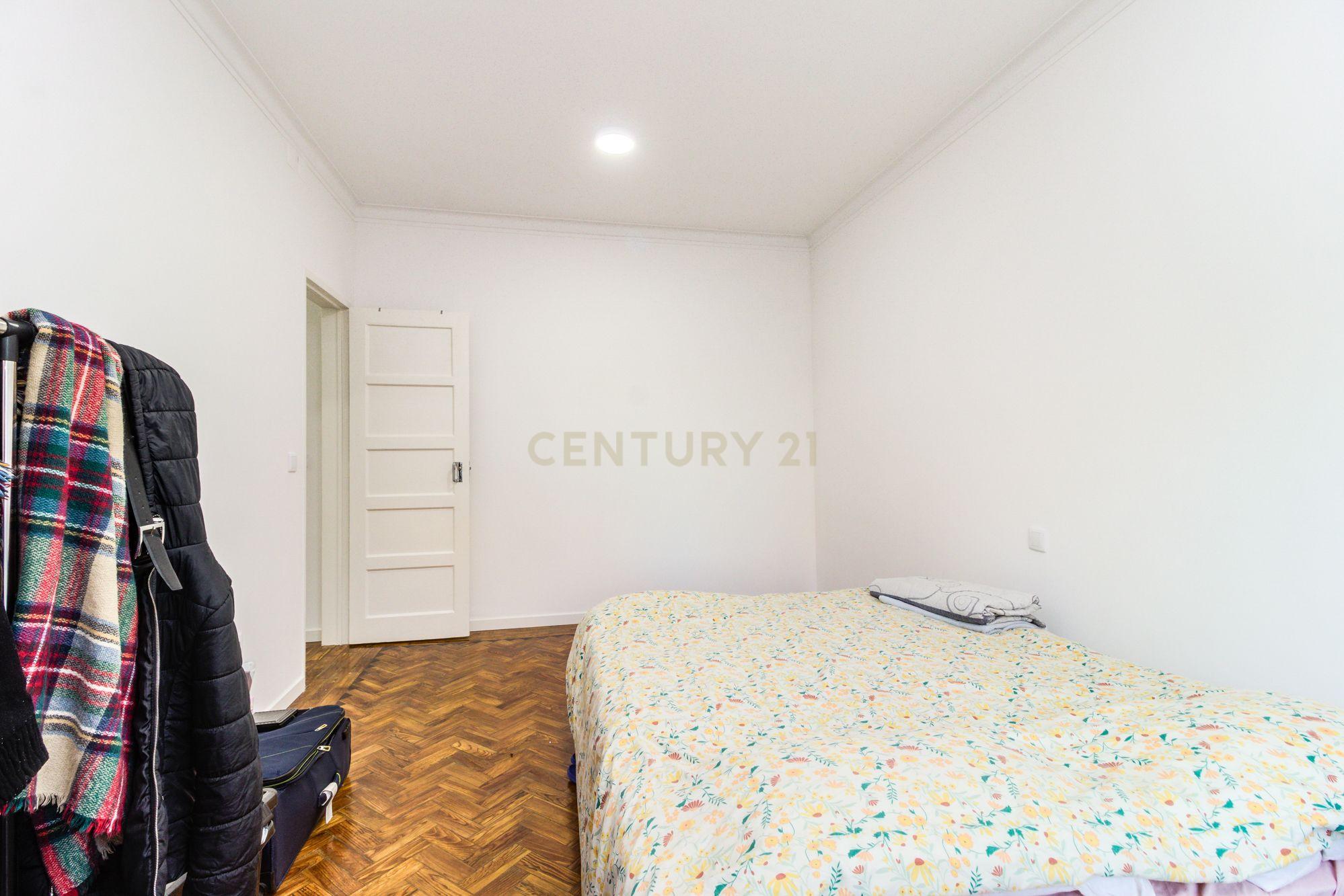 Prédio em Santa Iria de Azóia com 4 apartamentos, 2 T2 e 2 T1. Ótimo investimento! - Image 18