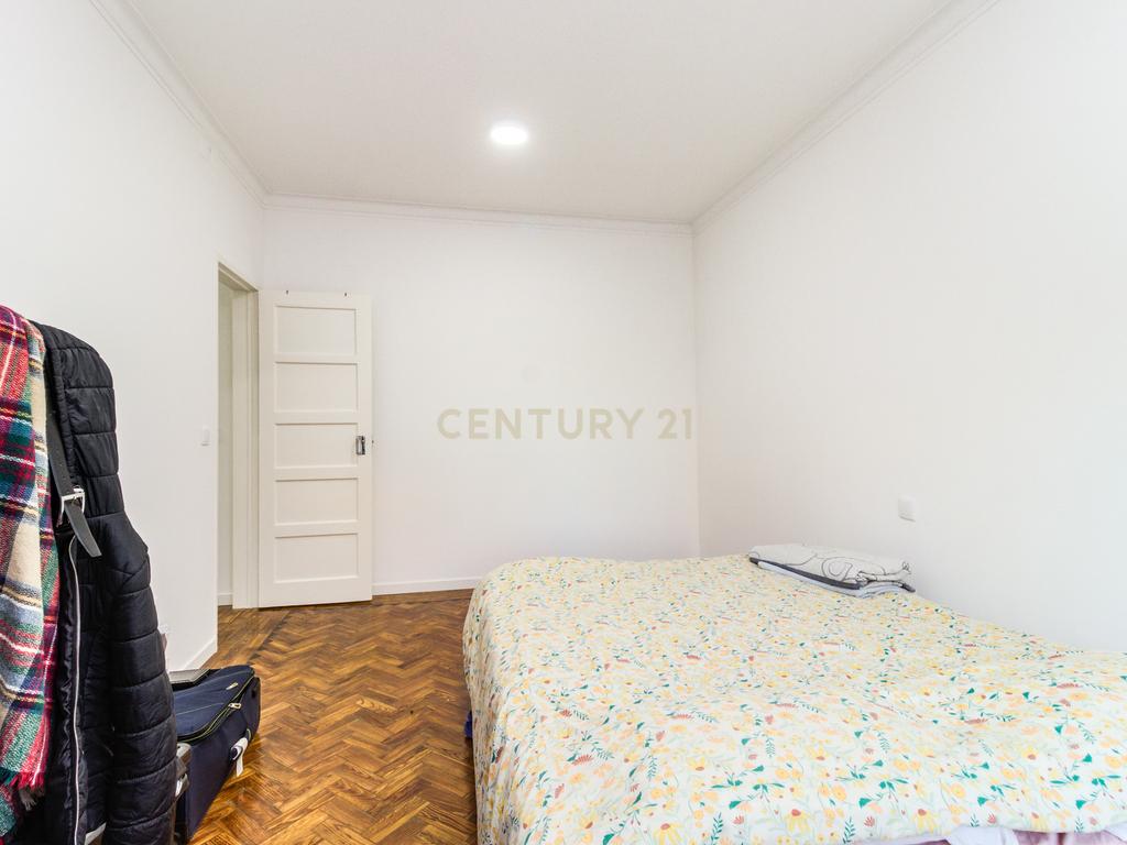 Prédio em Santa Iria de Azóia com 4 apartamentos, 2 T2 e 2 T1. Ótimo investimento! - Image 18
