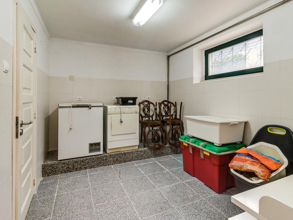 Moradia unifamiliar T6 com jardim e garagem - Image 42