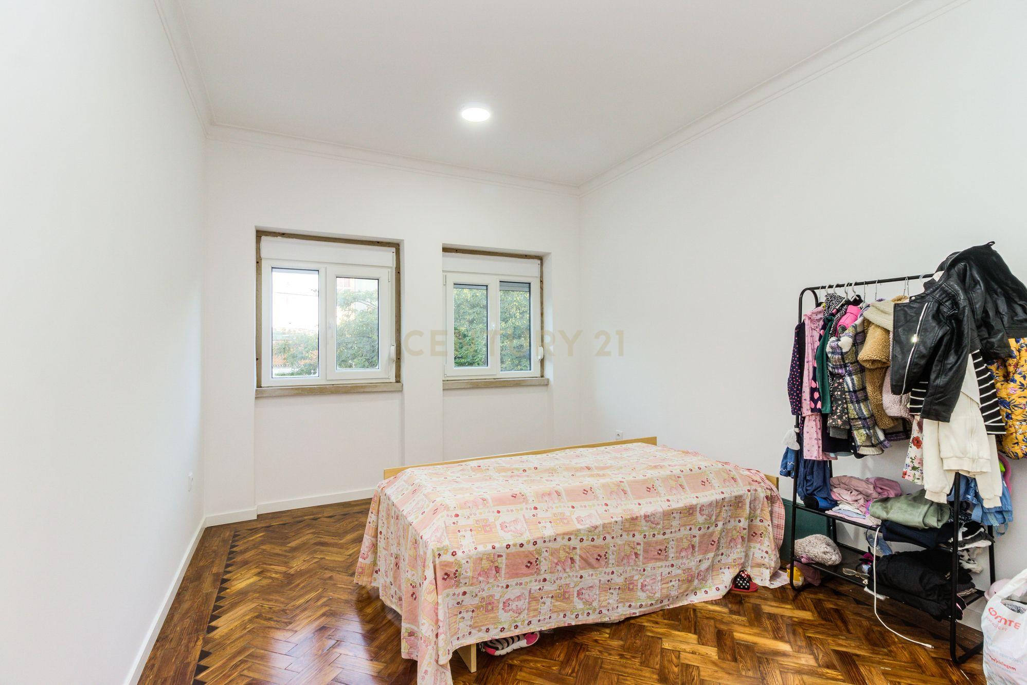 Prédio em Santa Iria de Azóia com 4 apartamentos, 2 T2 e 2 T1. Ótimo investimento! - Image 4