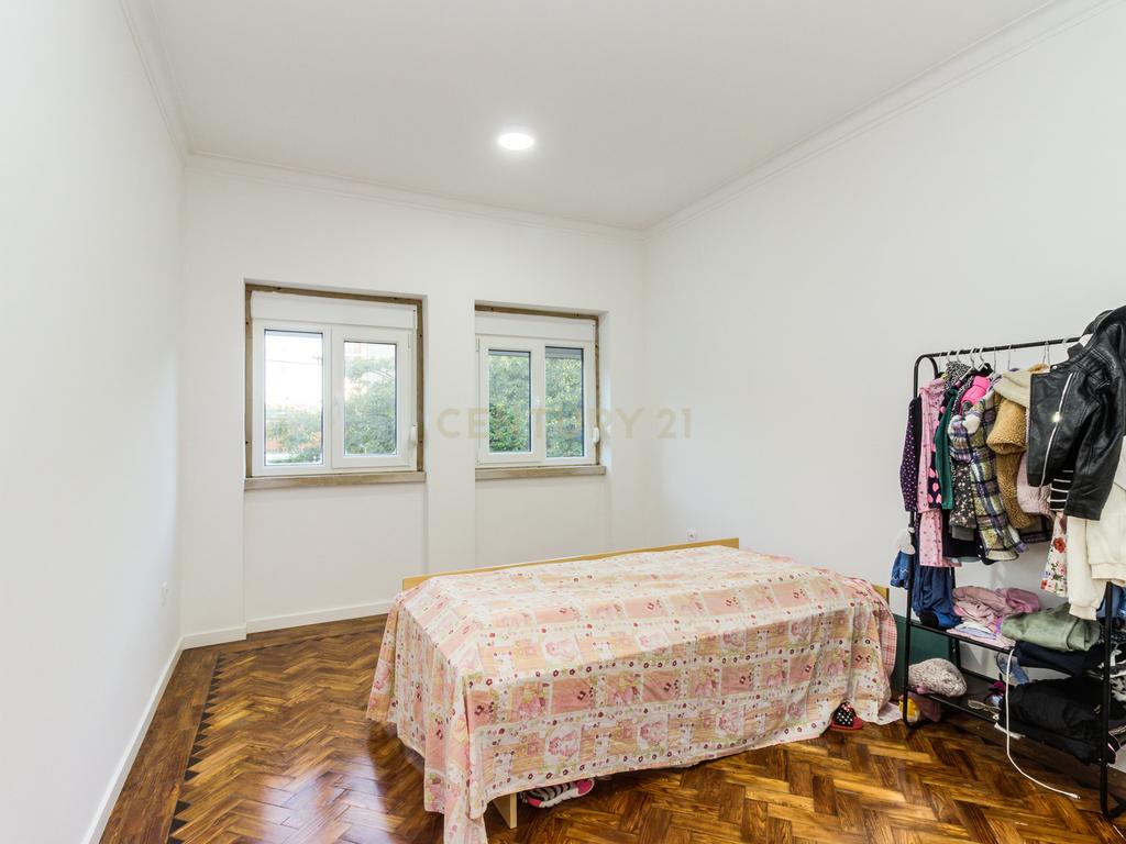 Prédio em Santa Iria de Azóia com 4 apartamentos, 2 T2 e 2 T1. Ótimo investimento! - Image 4