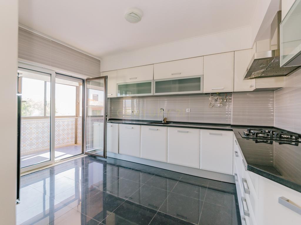 Apartamento T2+1 em frente à praia, S. Pedro do Estoril, Lisboa - Image 20