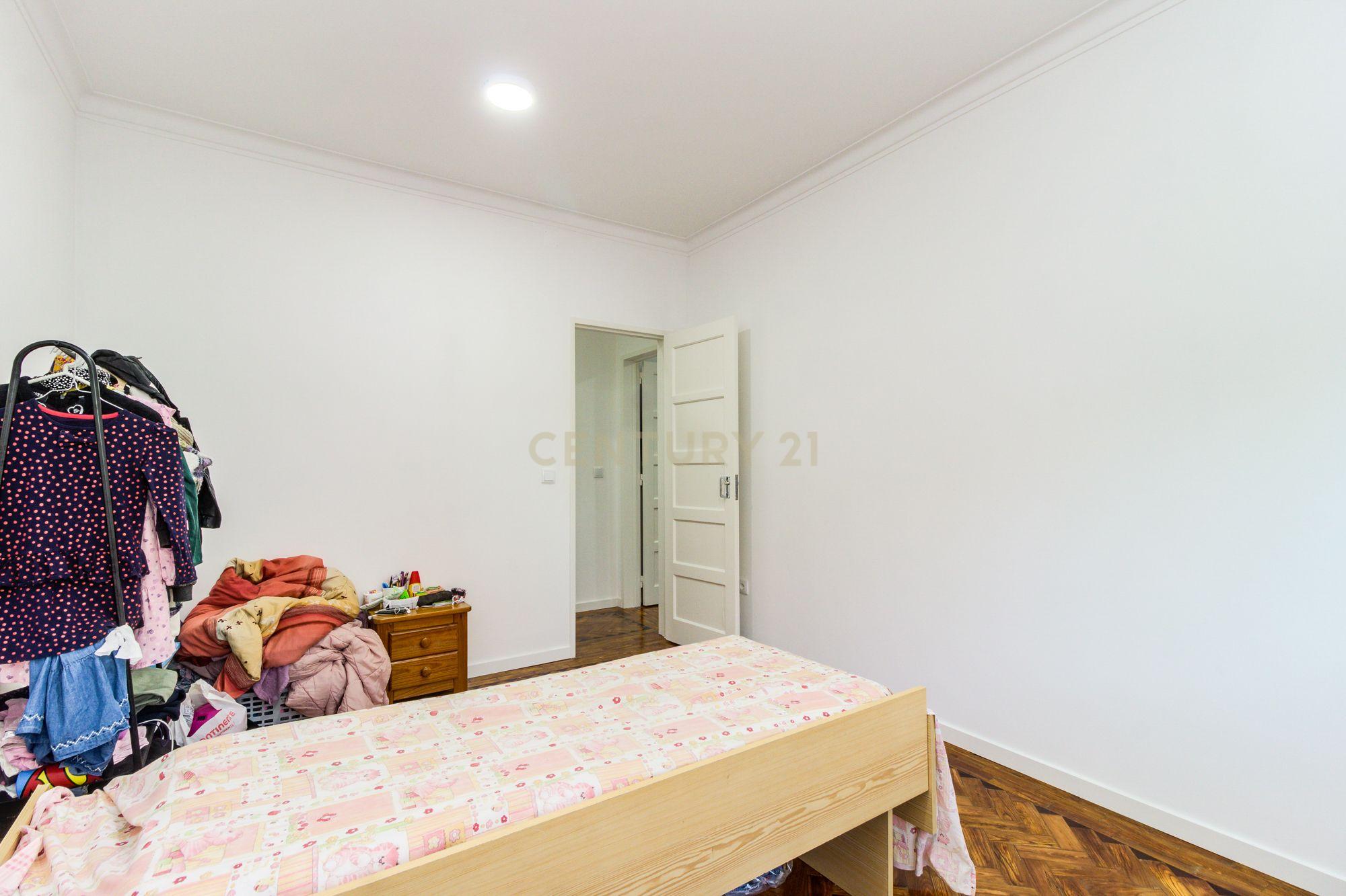 Prédio em Santa Iria de Azóia com 4 apartamentos, 2 T2 e 2 T1. Ótimo investimento! - Image 13