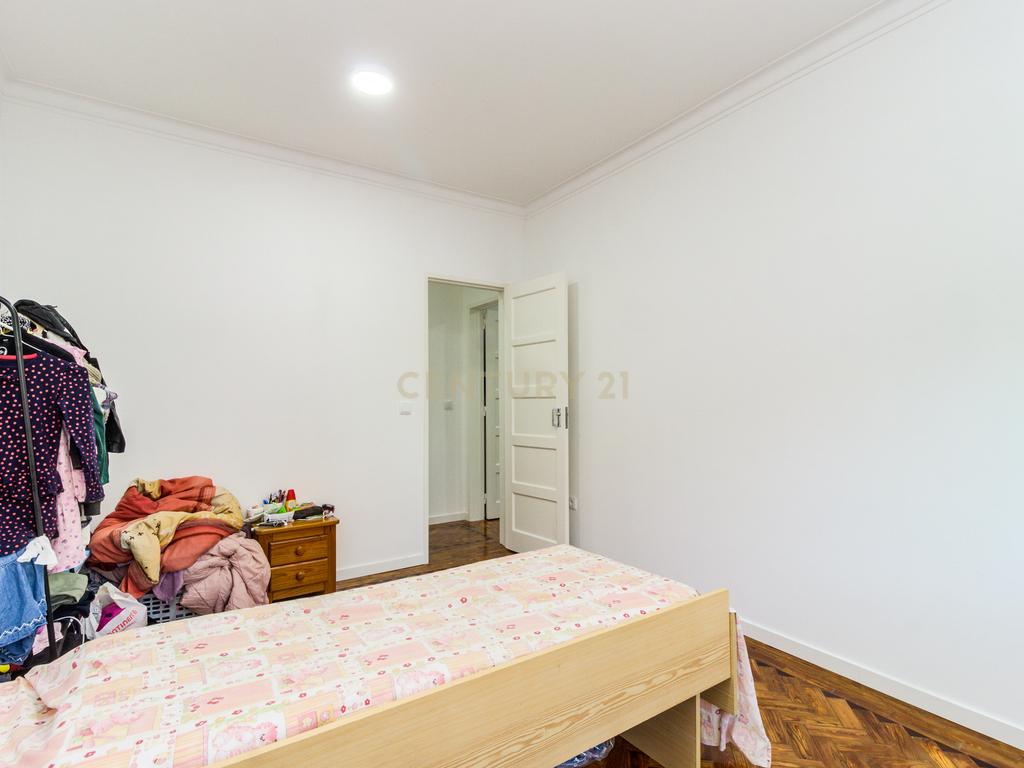 Prédio em Santa Iria de Azóia com 4 apartamentos, 2 T2 e 2 T1. Ótimo investimento! - Image 13