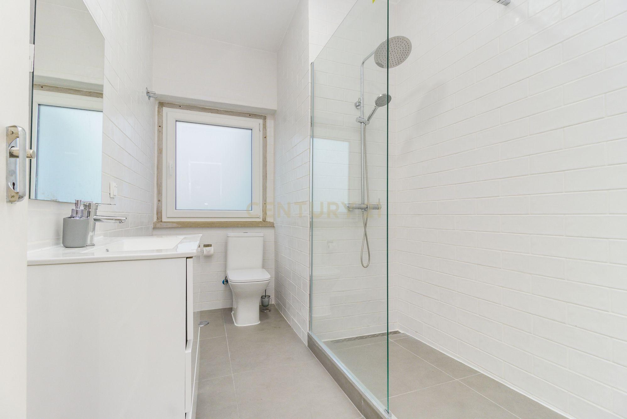 Prédio em Santa Iria de Azóia com 4 apartamentos, 2 T2 e 2 T1. Ótimo investimento! - Image 14
