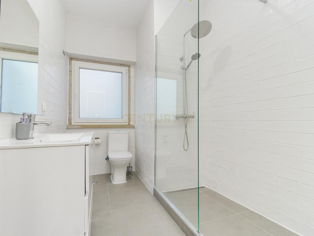 Prédio em Santa Iria de Azóia com 4 apartamentos, 2 T2 e 2 T1. Ótimo investimento! - Image 14