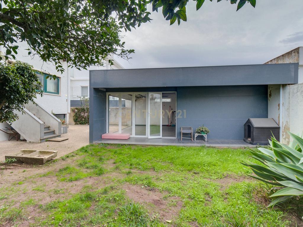 Moradia unifamiliar T6 com jardim e garagem - Image 45