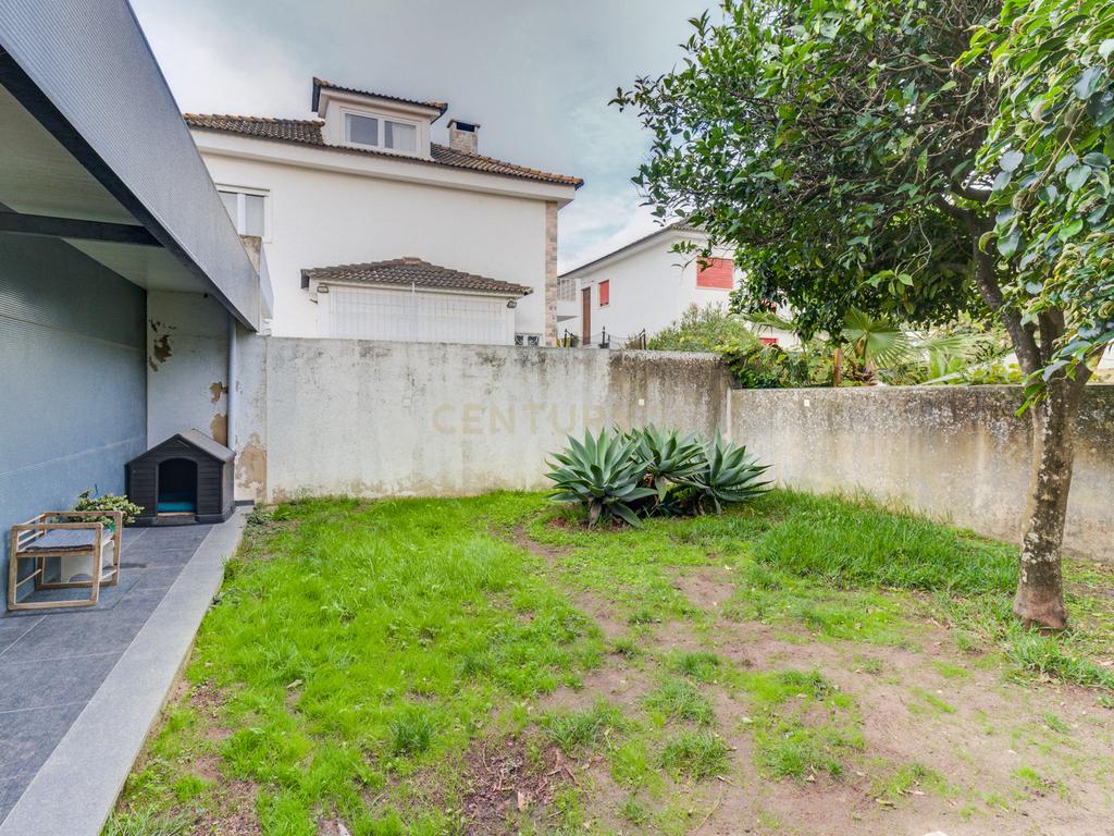 Moradia unifamiliar T6 com jardim e garagem - Image 48