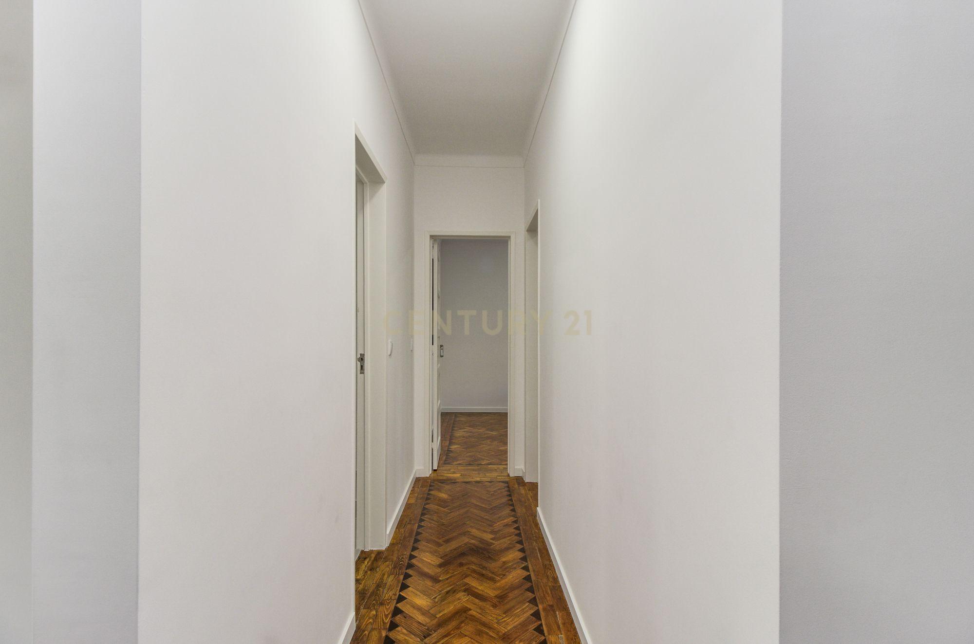 Prédio em Santa Iria de Azóia com 4 apartamentos, 2 T2 e 2 T1. Ótimo investimento! - Image 17