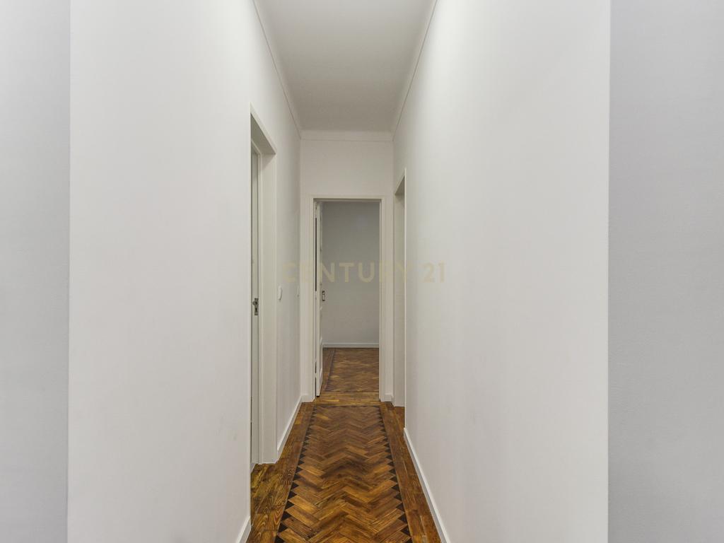 Prédio em Santa Iria de Azóia com 4 apartamentos, 2 T2 e 2 T1. Ótimo investimento! - Image 17