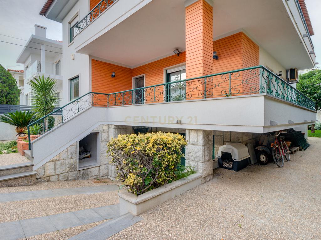 Moradia unifamiliar T6 com jardim e garagem - Image 2