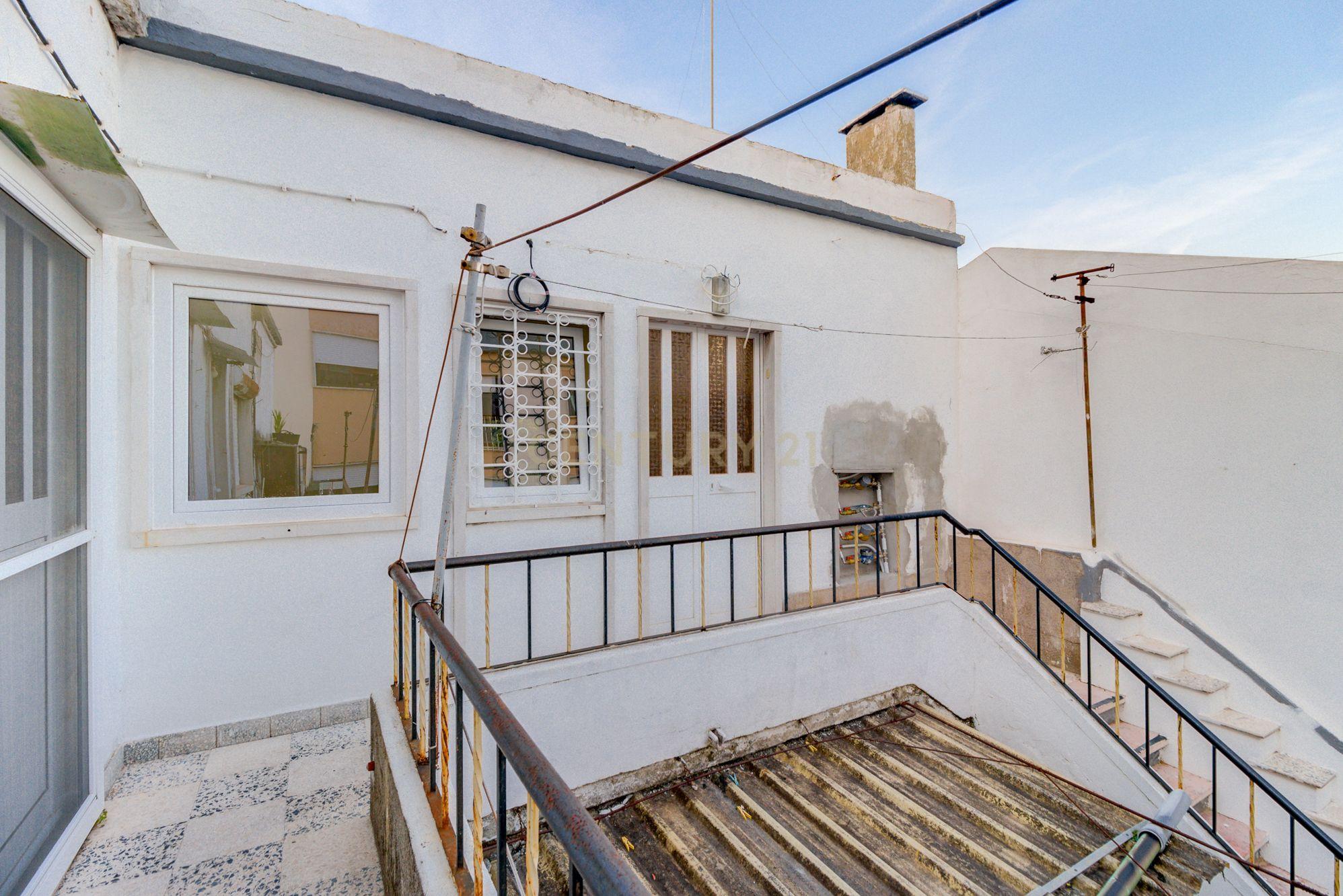 Prédio em Santa Iria de Azóia com 4 apartamentos, 2 T2 e 2 T1. Ótimo investimento! - Image 19