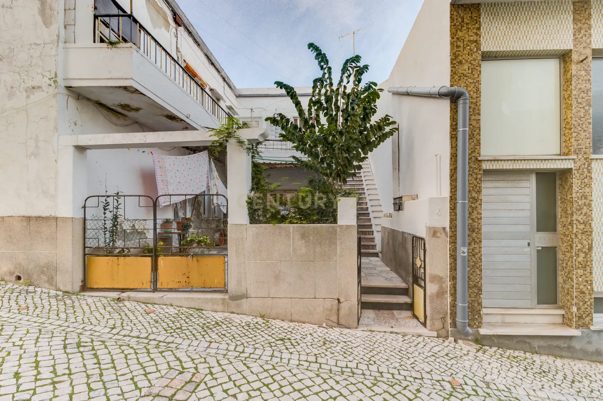 Prédio em Santa Iria de Azóia com 4 apartamentos, 2 T2 e 2 T1. Ótimo investimento! - Image 51