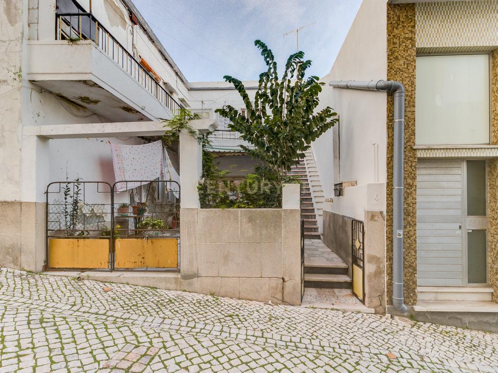 Prédio em Santa Iria de Azóia com 4 apartamentos, 2 T2 e 2 T1. Ótimo investimento! - Image 51