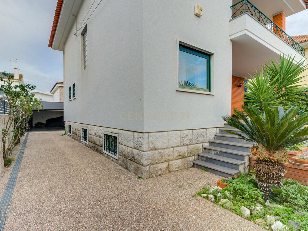 Moradia unifamiliar T6 com jardim e garagem - Image 51