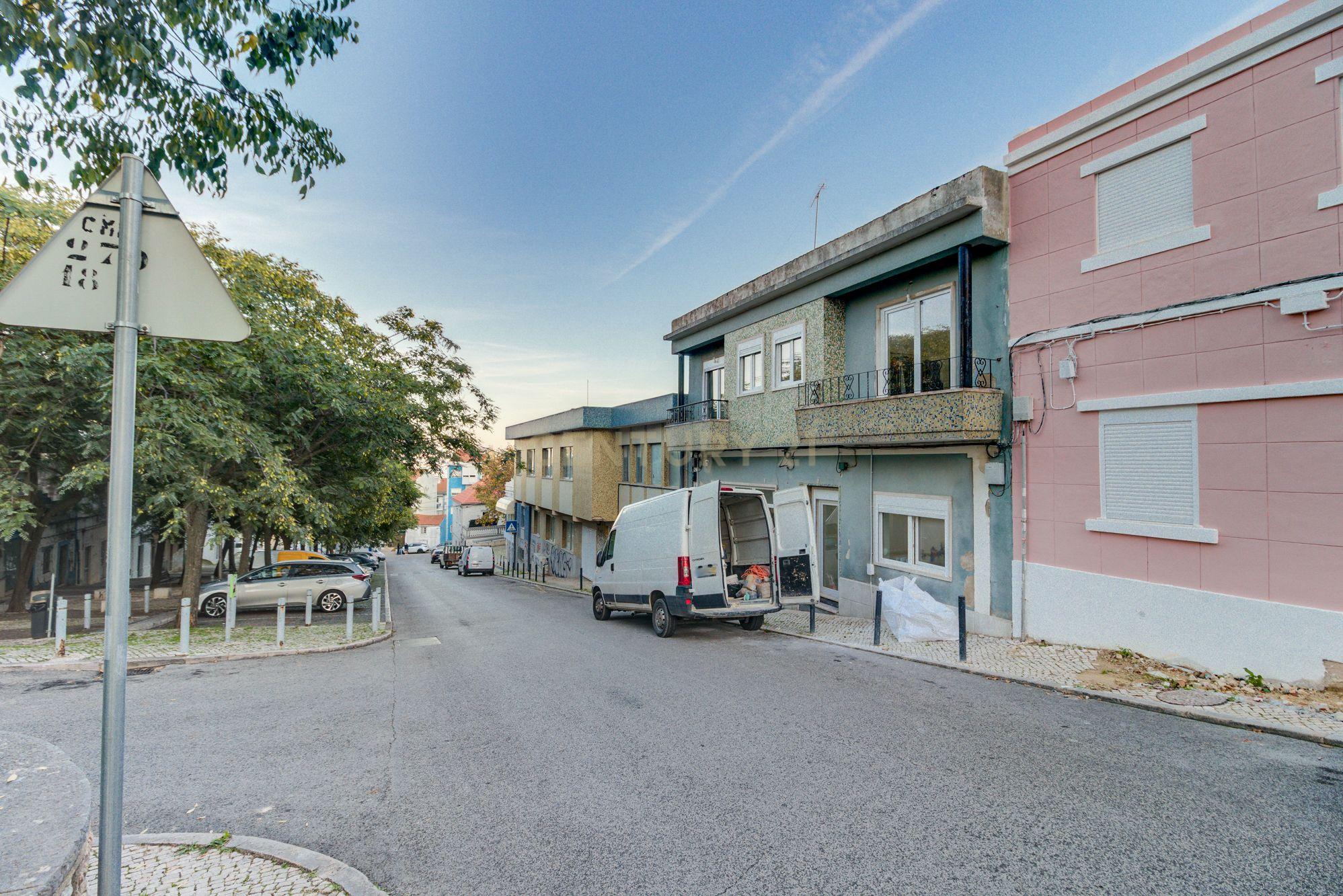 Prédio em Santa Iria de Azóia com 4 apartamentos, 2 T2 e 2 T1. Ótimo investimento! - Image 2