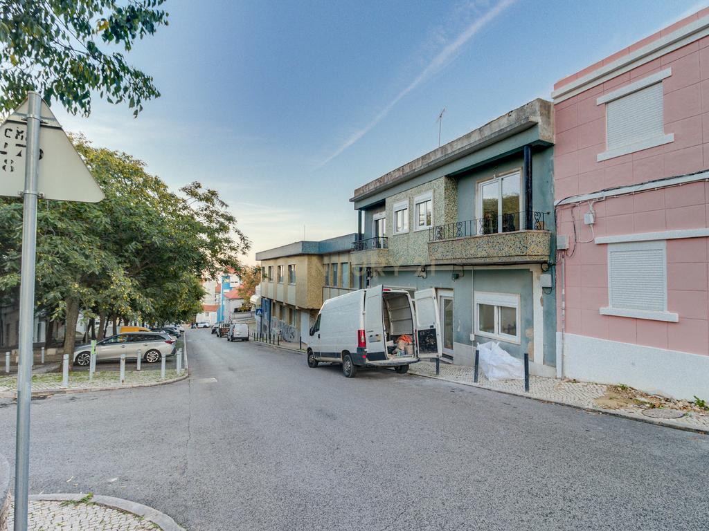 Prédio em Santa Iria de Azóia com 4 apartamentos, 2 T2 e 2 T1. Ótimo investimento! - Image 2
