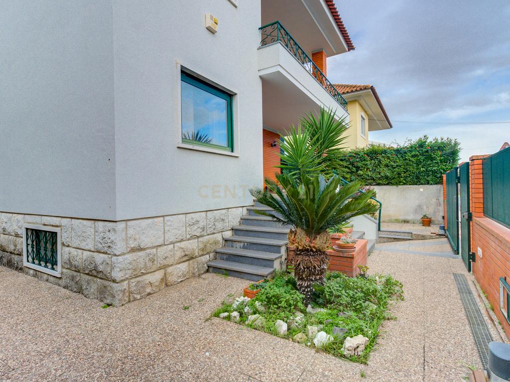 Moradia unifamiliar T6 com jardim e garagem - Image 50