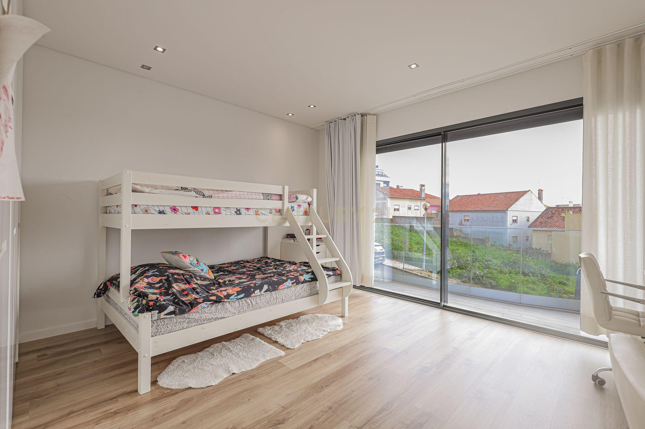 FANTASTICA MORADIA T4 EM CARCAVELOS ,PISCINA,JARDIM BOAS AREAS,LOCALIZAÇÃO PRIVILEGIADA,E OTIMA EXPOSIÇÃO SOLAR! - Image 27