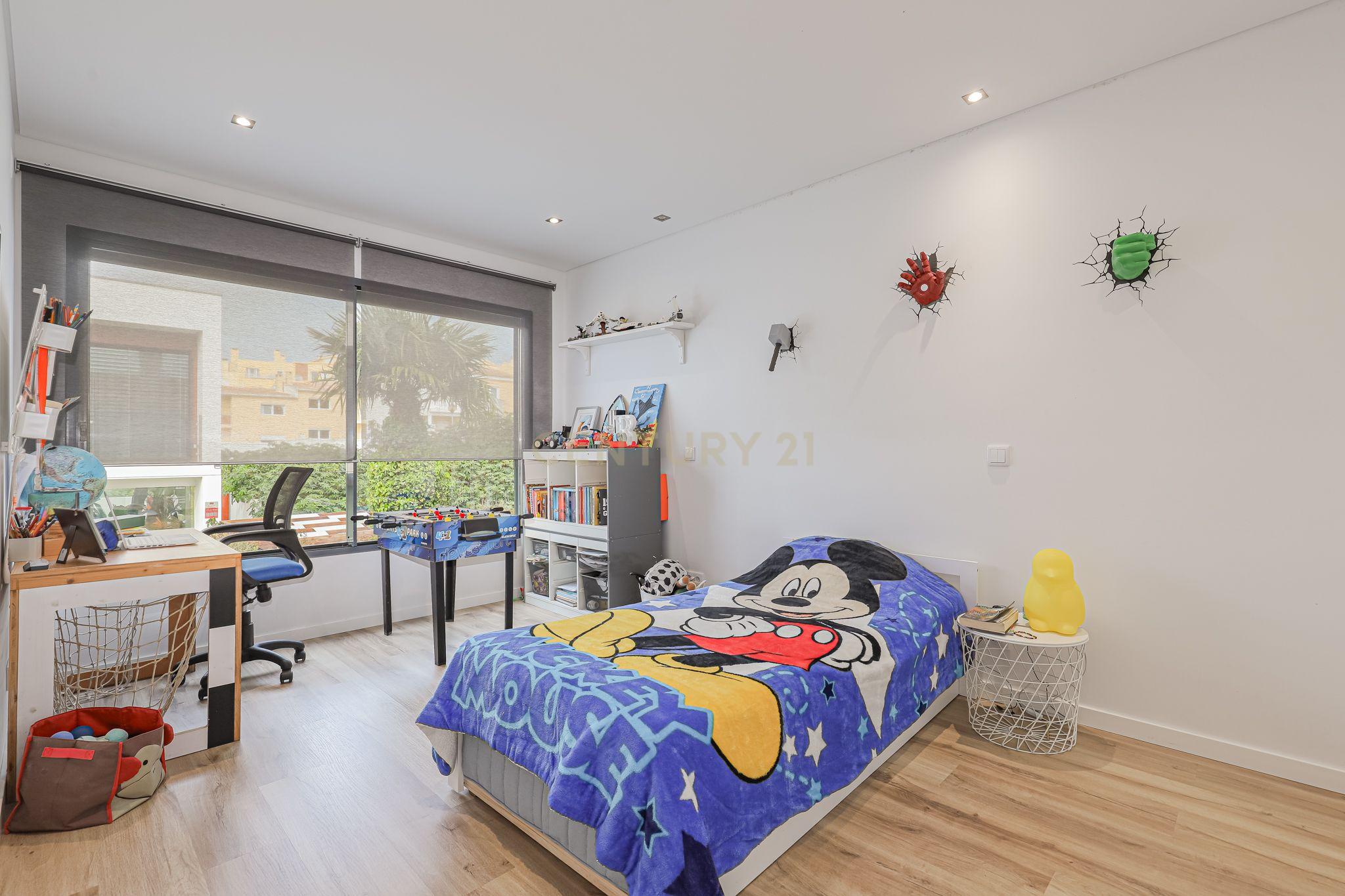 FANTASTICA MORADIA T4 EM CARCAVELOS ,PISCINA,JARDIM BOAS AREAS,LOCALIZAÇÃO PRIVILEGIADA,E OTIMA EXPOSIÇÃO SOLAR! - Image 34