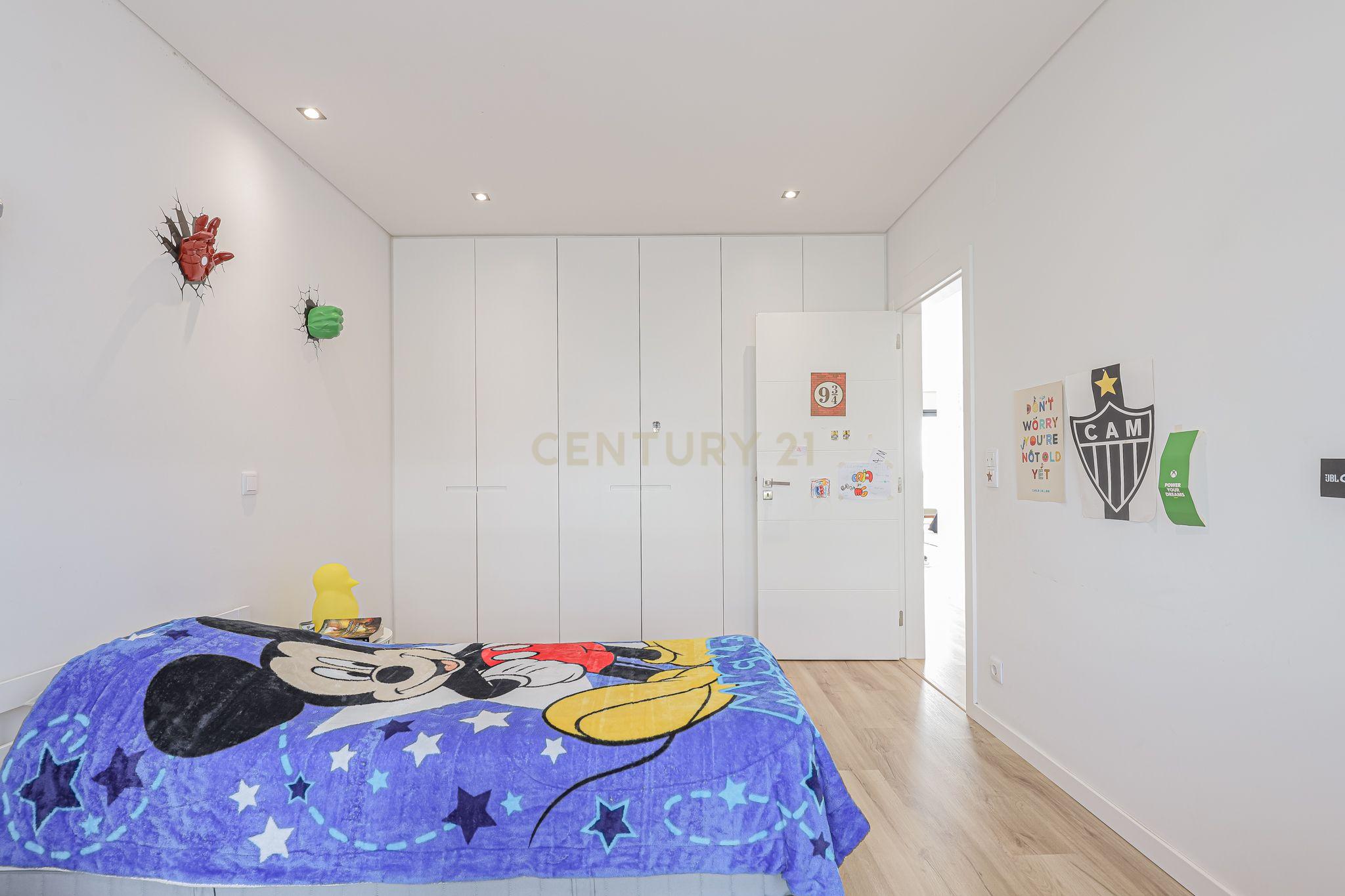 FANTASTICA MORADIA T4 EM CARCAVELOS ,PISCINA,JARDIM BOAS AREAS,LOCALIZAÇÃO PRIVILEGIADA,E OTIMA EXPOSIÇÃO SOLAR! - Image 32