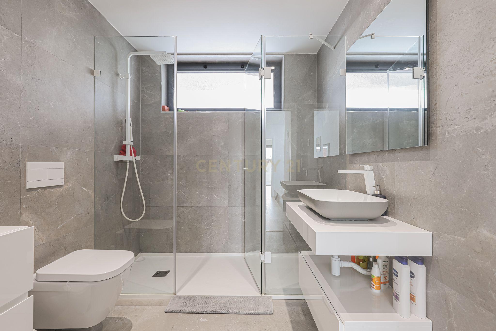 FANTASTICA MORADIA T4 EM CARCAVELOS ,PISCINA,JARDIM BOAS AREAS,LOCALIZAÇÃO PRIVILEGIADA,E OTIMA EXPOSIÇÃO SOLAR! - Image 38