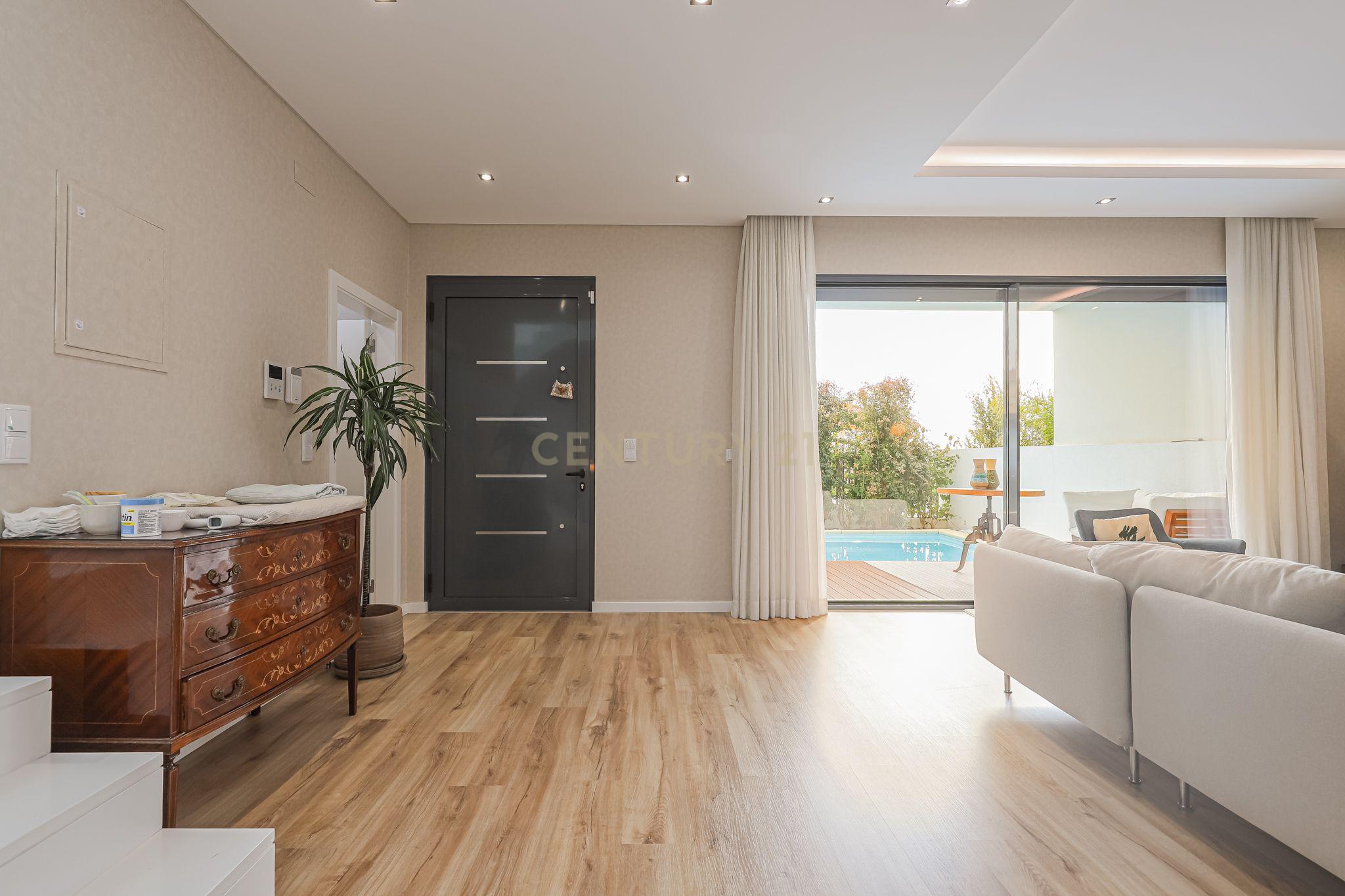 FANTASTICA MORADIA T4 EM CARCAVELOS ,PISCINA,JARDIM BOAS AREAS,LOCALIZAÇÃO PRIVILEGIADA,E OTIMA EXPOSIÇÃO SOLAR! - Image 11