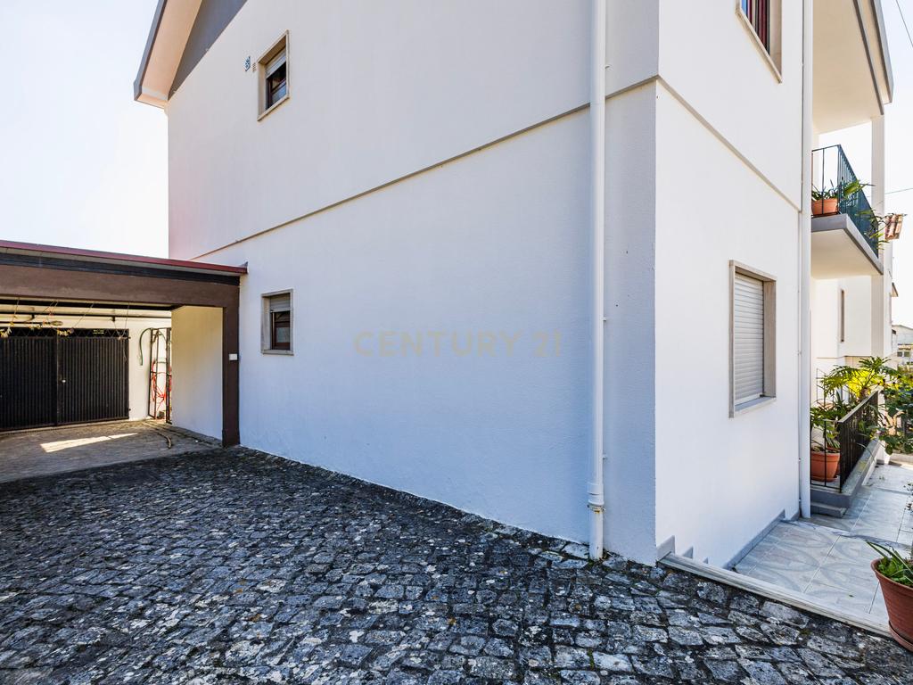 Prédio com 2 Apartamentos T3  para Venda! Oportunidade de Investimento! - Image 3