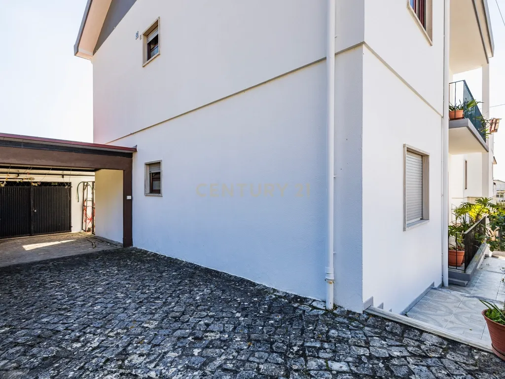 Prédio com 2 Apartamentos T3 para Venda! Oportunidade de Investimento! - Image 3
