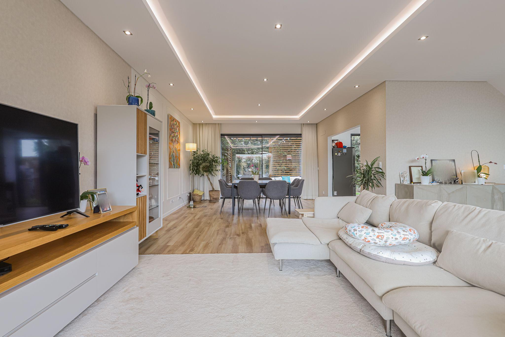 FANTASTICA MORADIA T4 EM CARCAVELOS ,PISCINA,JARDIM BOAS AREAS,LOCALIZAÇÃO PRIVILEGIADA,E OTIMA EXPOSIÇÃO SOLAR! - Image 13