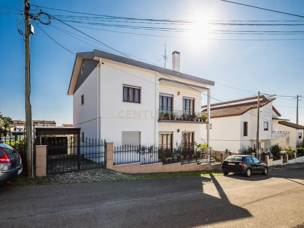 Prédio com 2 Apartamentos T3 para Venda! Oportunidade de Investimento! - Image 1