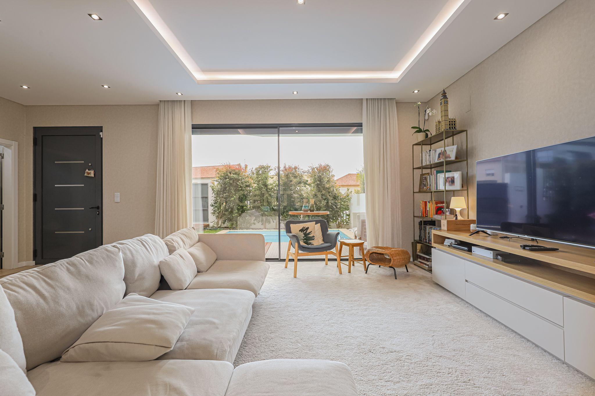 FANTASTICA MORADIA T4 EM CARCAVELOS ,PISCINA,JARDIM BOAS AREAS,LOCALIZAÇÃO PRIVILEGIADA,E OTIMA EXPOSIÇÃO SOLAR! - Image 12