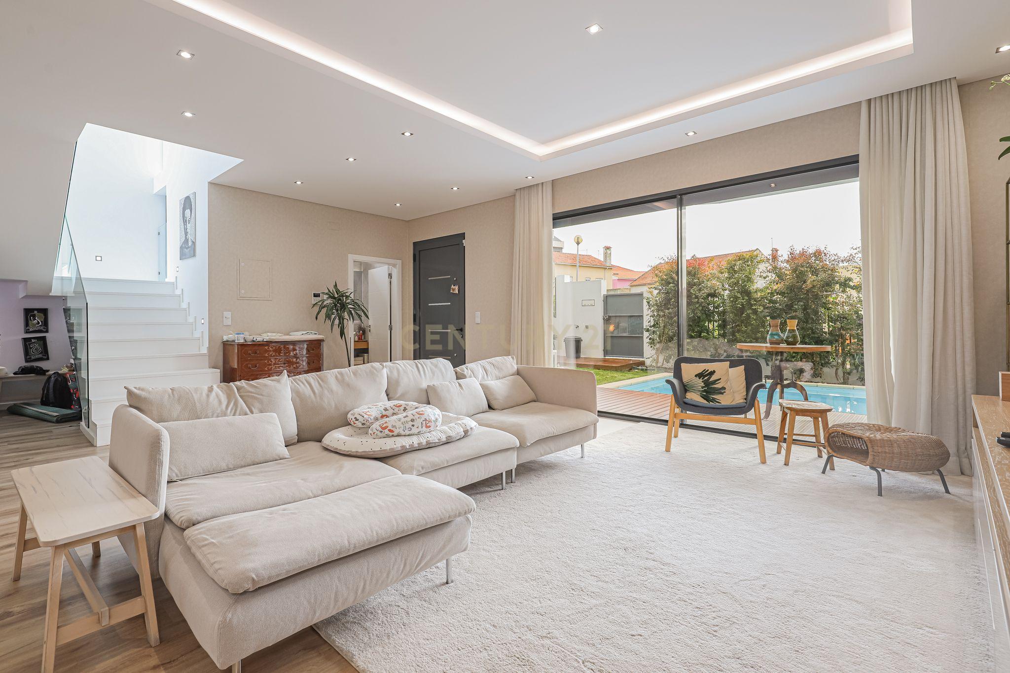 FANTASTICA MORADIA T4 EM CARCAVELOS ,PISCINA,JARDIM BOAS AREAS,LOCALIZAÇÃO PRIVILEGIADA,E OTIMA EXPOSIÇÃO SOLAR! - Image 3