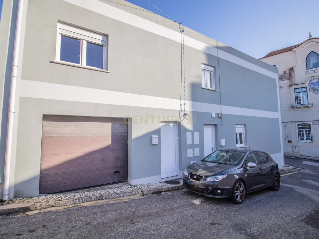 Casa Renovada com 4 Quartos e Garagem - Image 35