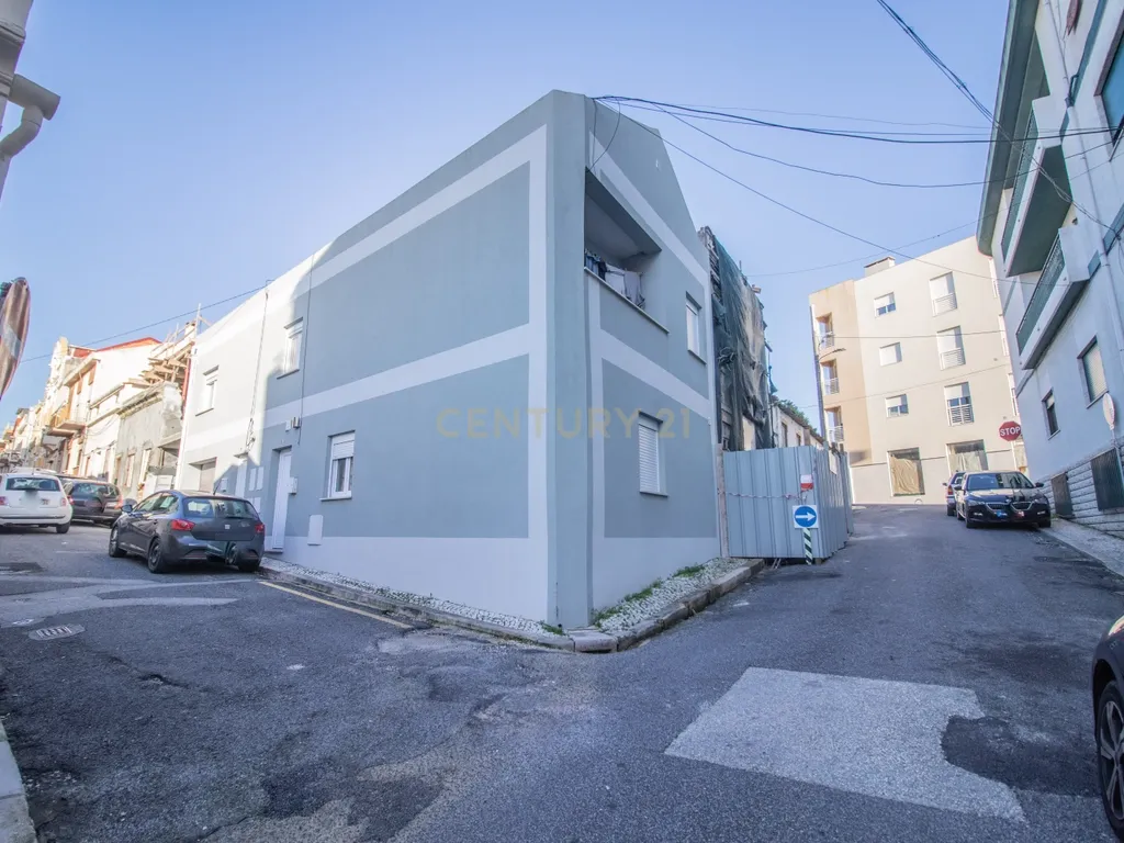 Casa Renovada com 4 Quartos e Garagem - Image 37