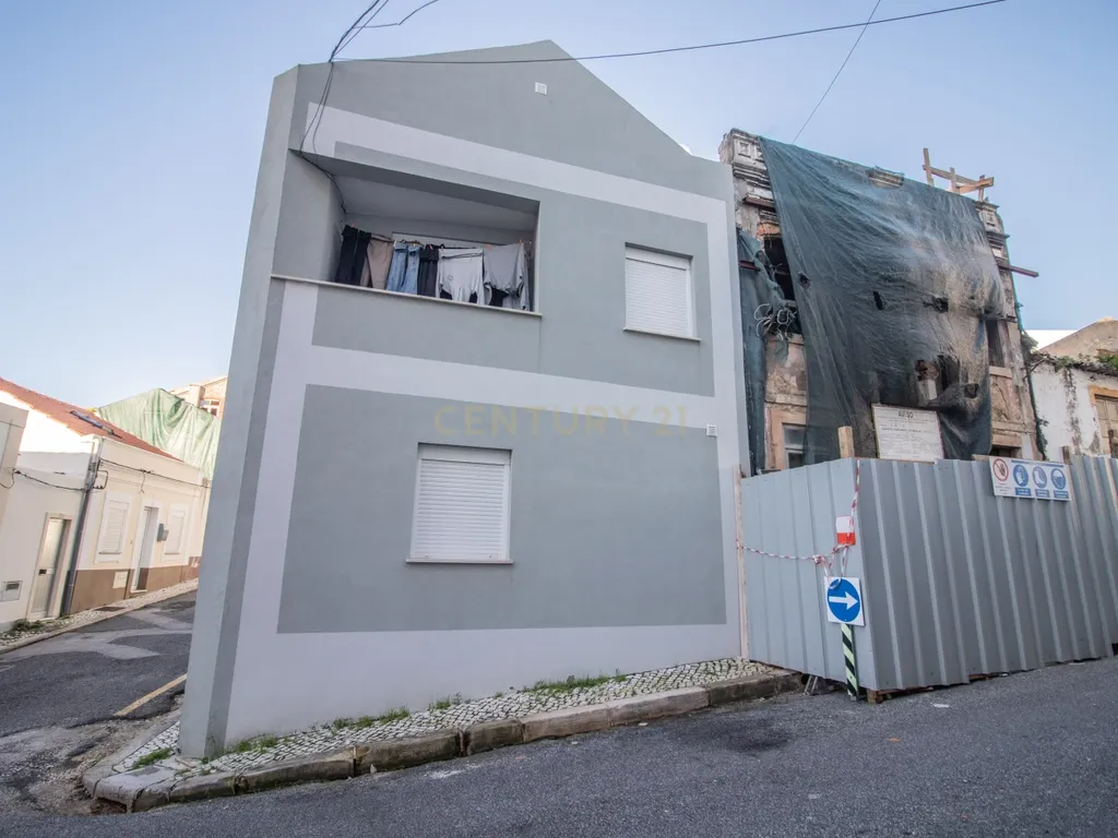 Casa Renovada com 4 Quartos e Garagem - Image 38