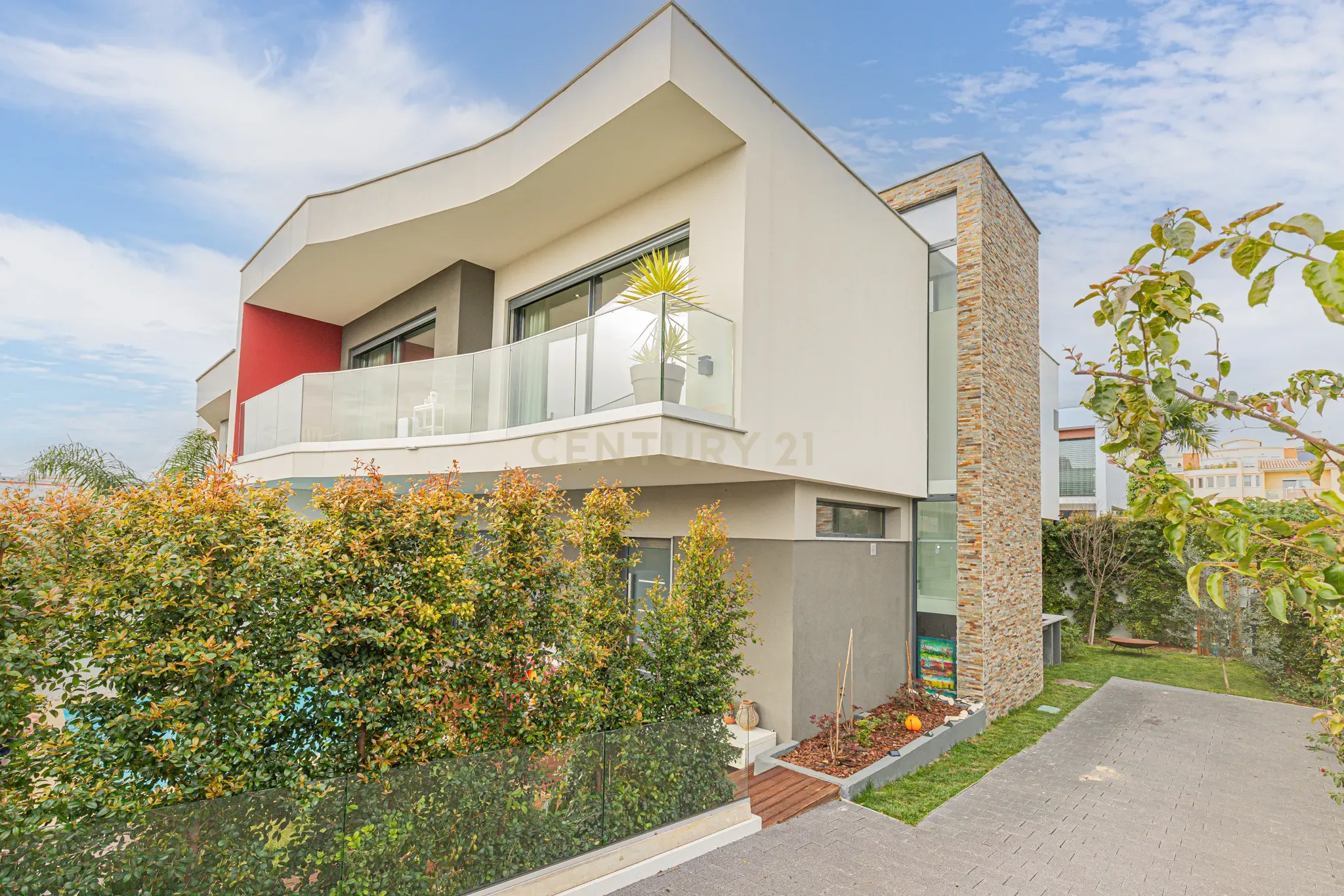 FANTASTICA MORADIA T4 EM CARCAVELOS ,PISCINA,JARDIM BOAS AREAS,LOCALIZAÇÃO PRIVILEGIADA,E OTIMA EXPOSIÇÃO SOLAR! - Image 2