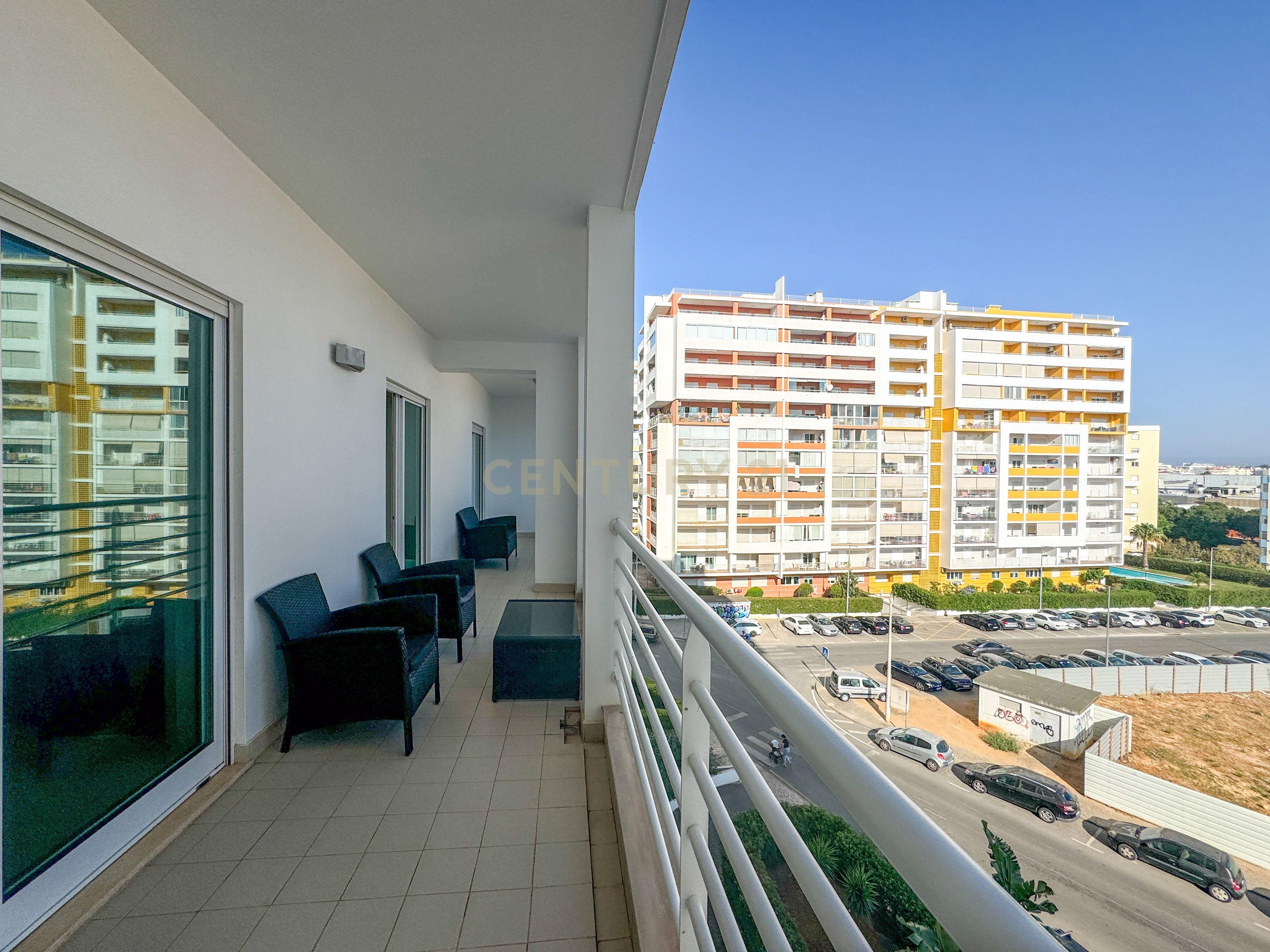 Fotografia 9 de Apartamento T2 Mobilado e Equipado com Piscina e Garagem no Alto do Quintão, Portimão