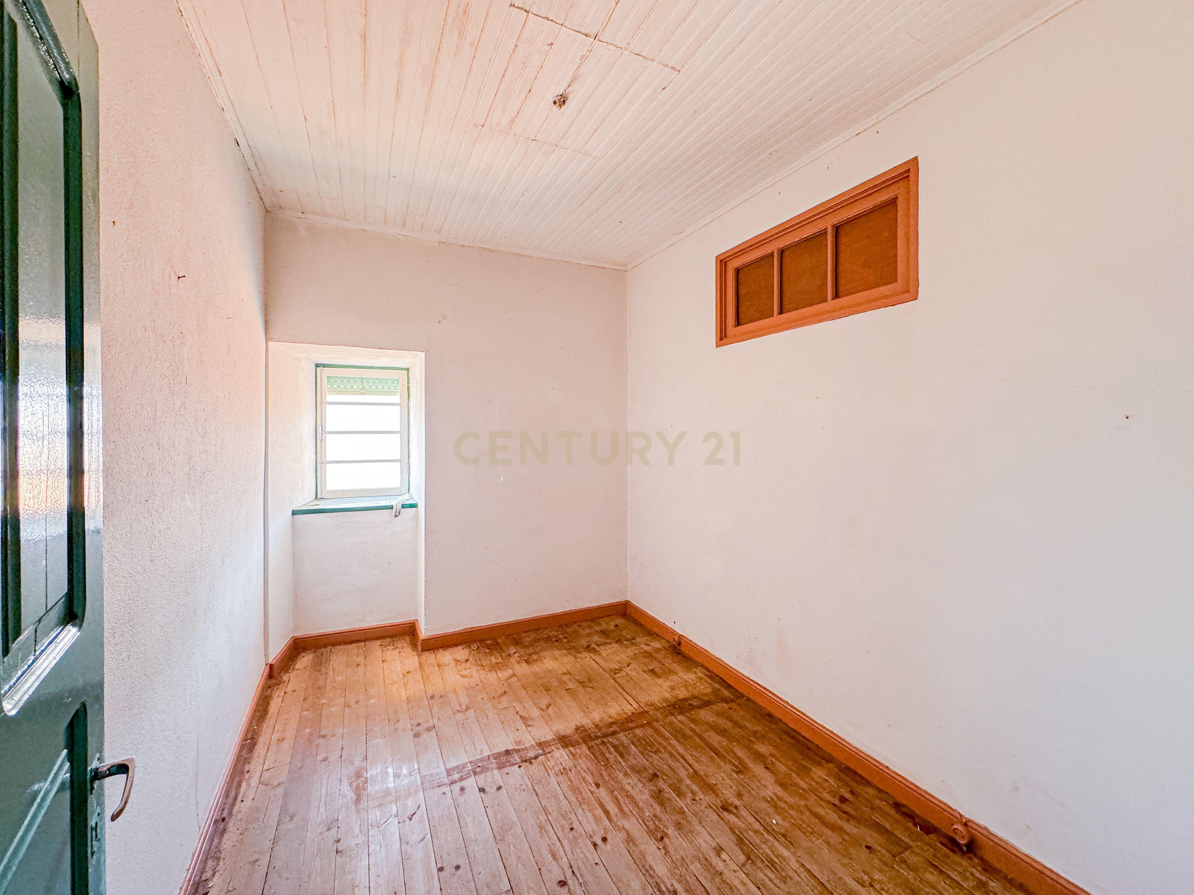 Prédio na Zona Histórica de Bragança - Image 24