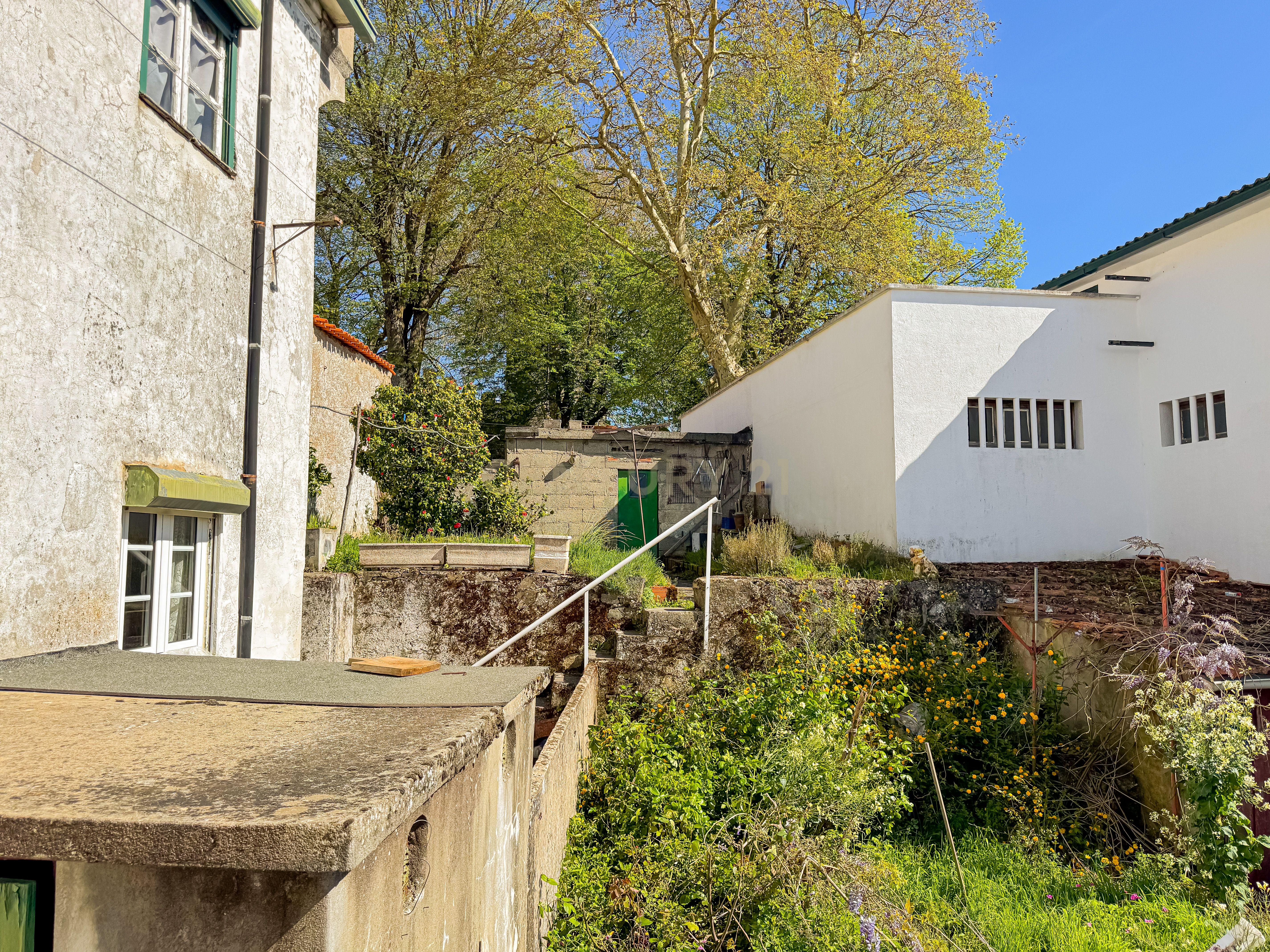 Prédio na Zona Histórica de Bragança - Image 38