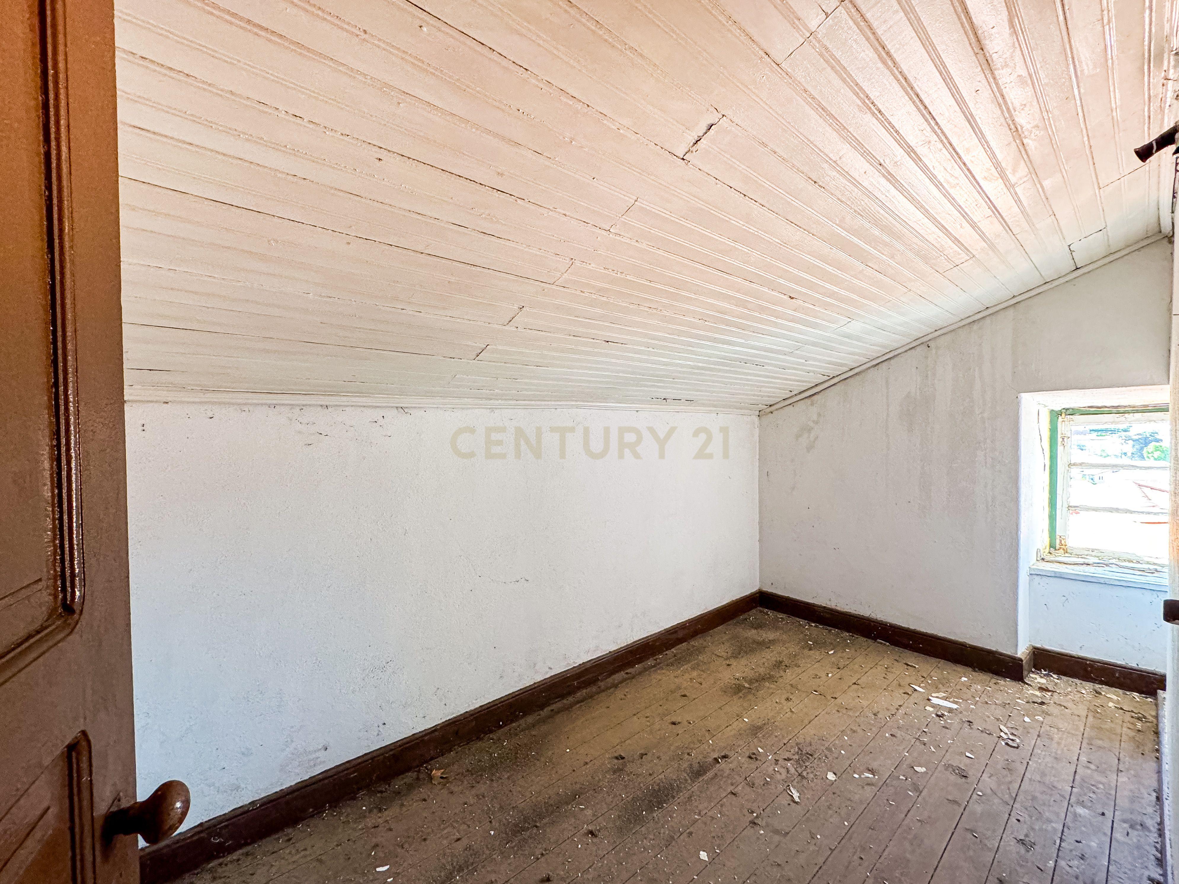 Prédio na Zona Histórica de Bragança - Image 36