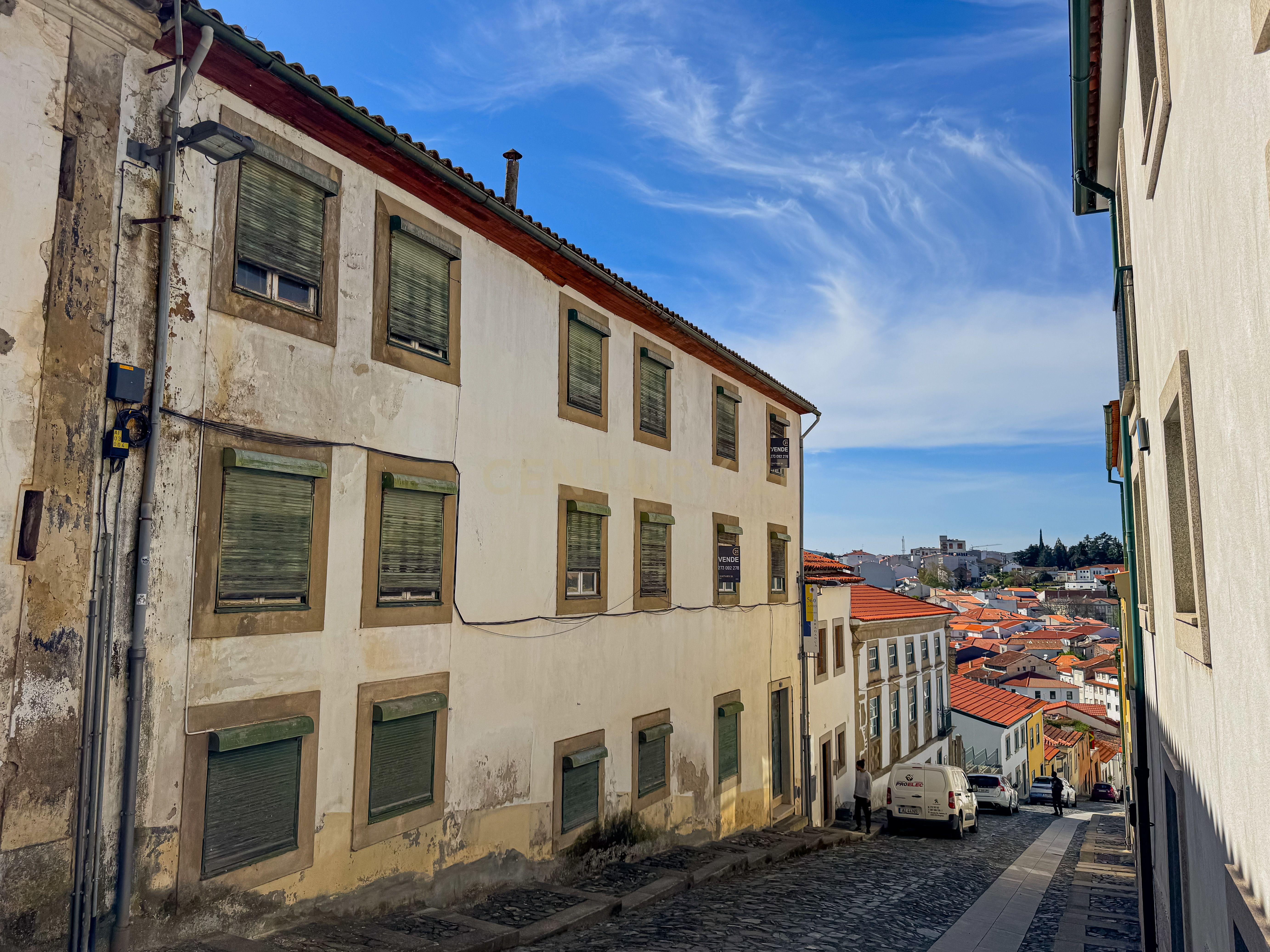 Prédio na Zona Histórica de Bragança - Image 10