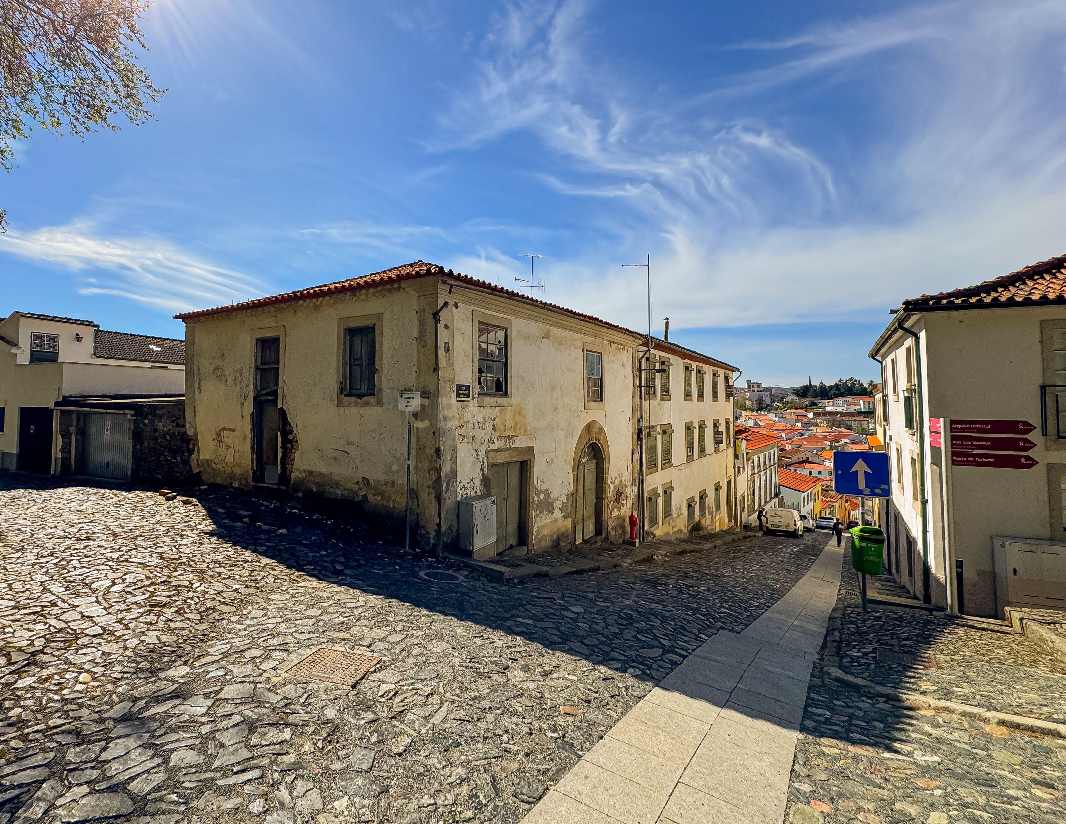 Prédio na Zona Histórica de Bragança - Image 9