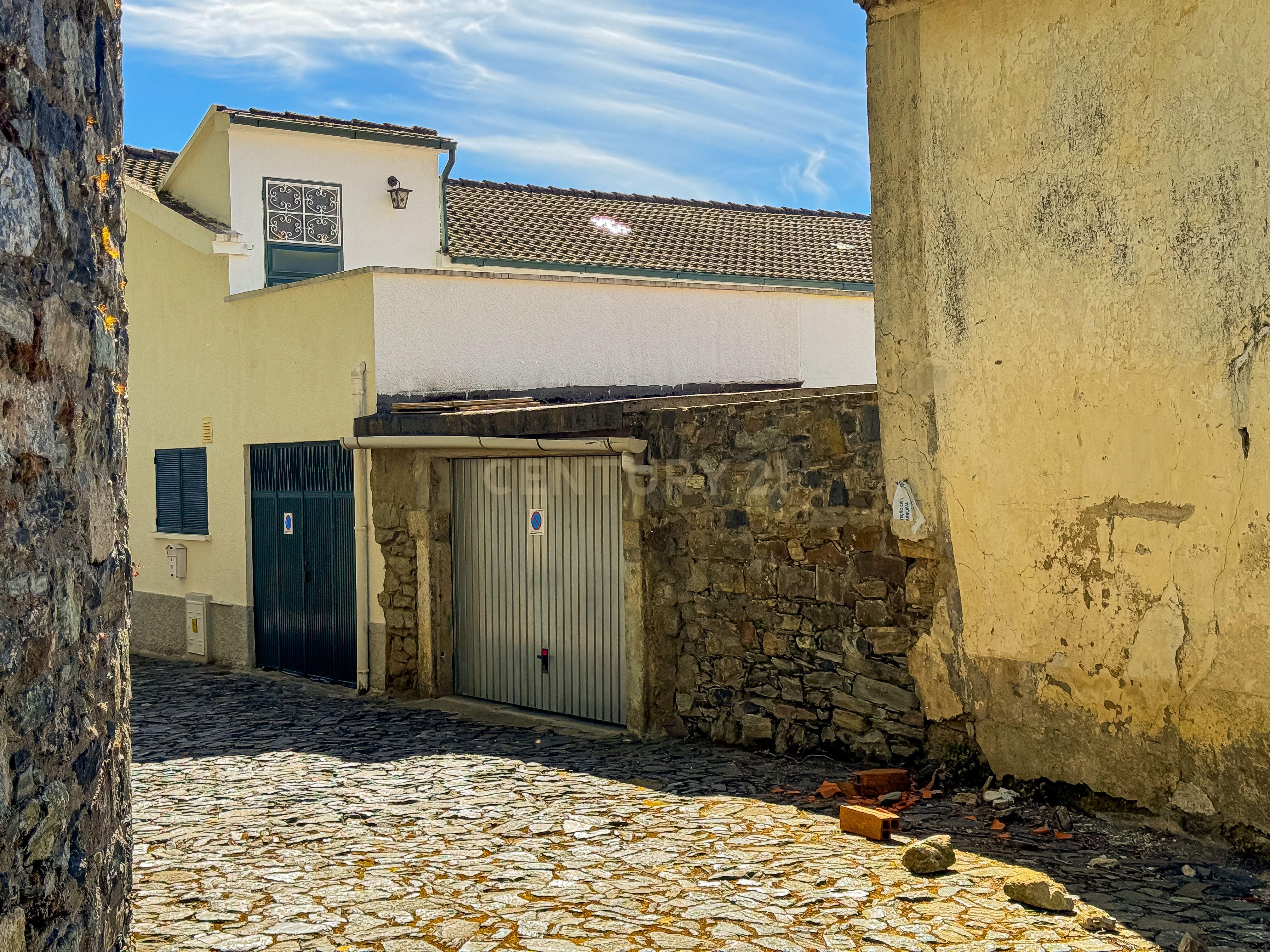 Prédio na Zona Histórica de Bragança - Image 11