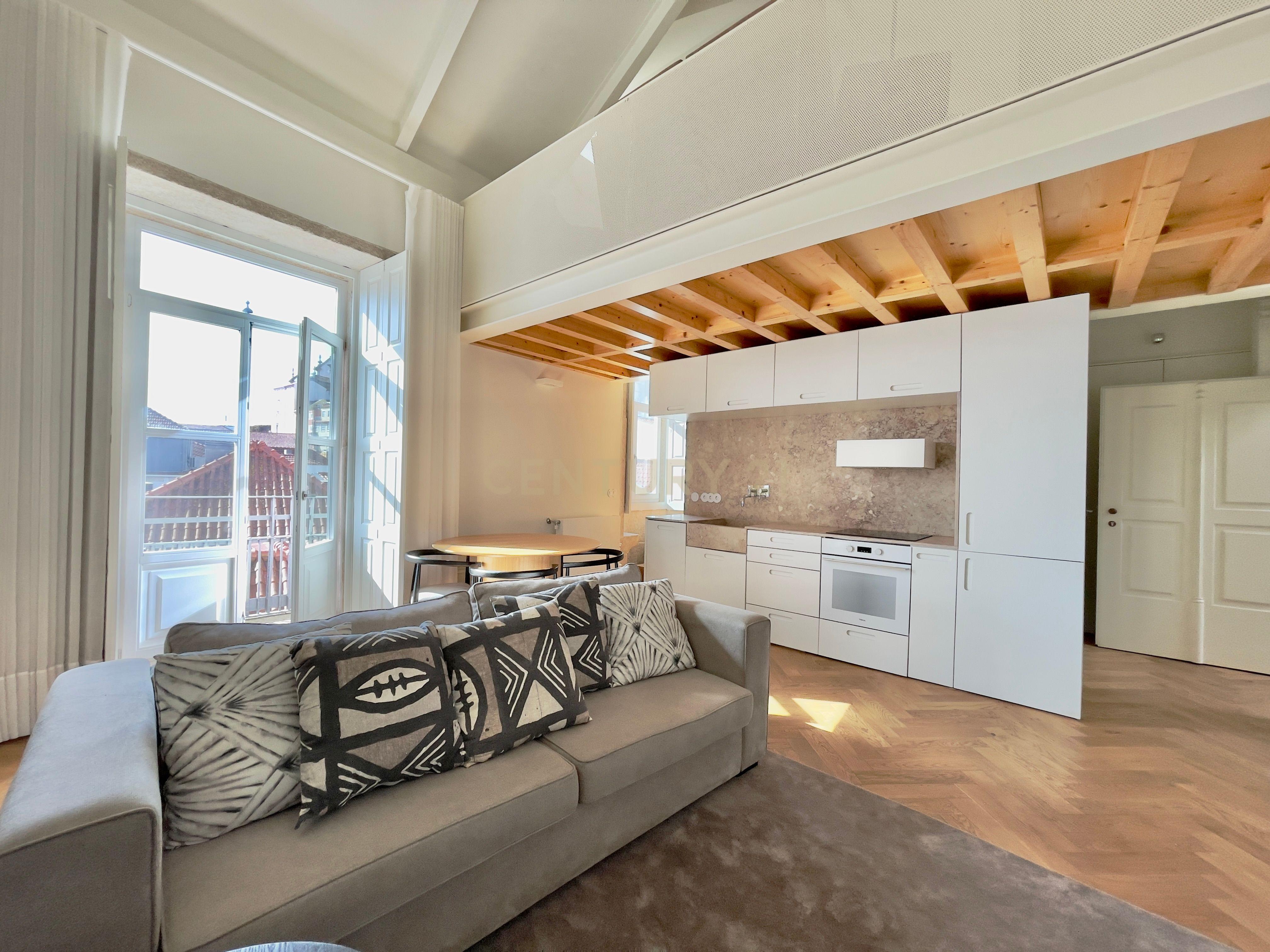 Apartamento Único no Porto: T1 com Mezzanine, Varanda Ampla e Claraboia junto à Rua das Flores" - Image 3