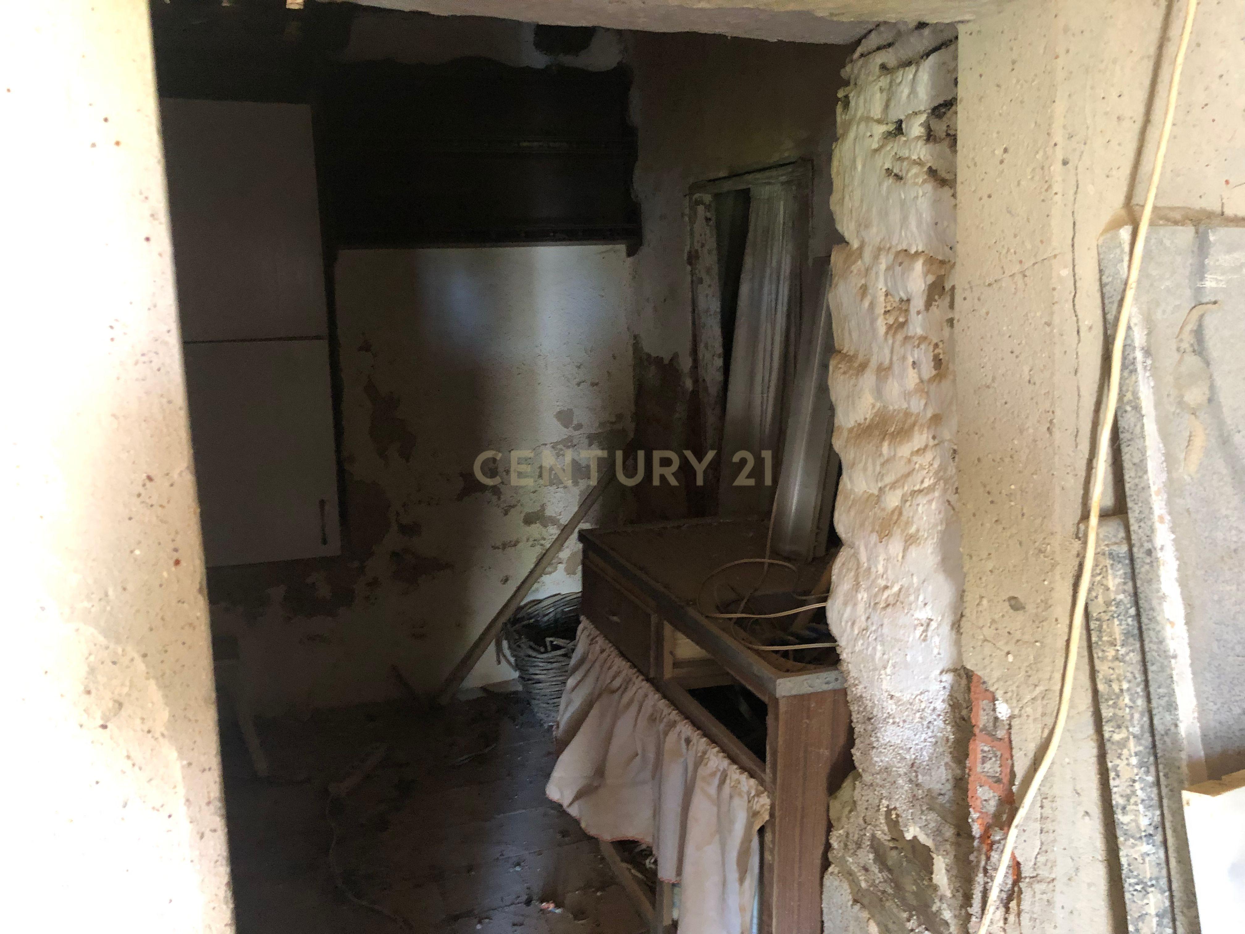 Casa terrea com anexo em ruina - Image 22